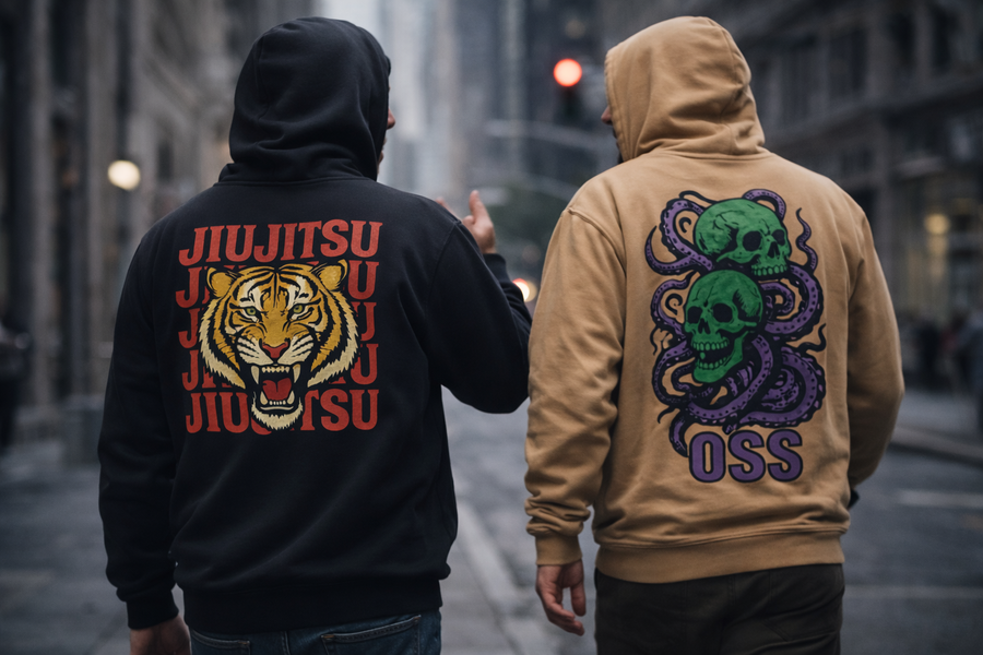Dos hombres de espaldas llevando sudaderas de BJJ