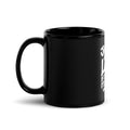 Vista lateral derecha de la taza negra BJJ — diseño impreso en blanco