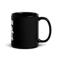 Vista lateral izquierda de la taza negra BJJ — diseño impreso en blanco