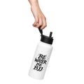 Mano llevando botella térmica BJJ acero inoxidable 950ml blanca vista frontal
